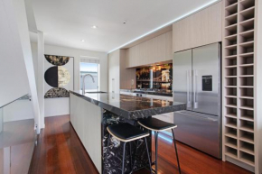 Ponsonby Terrace Apt with Carpark - Sky Tower View